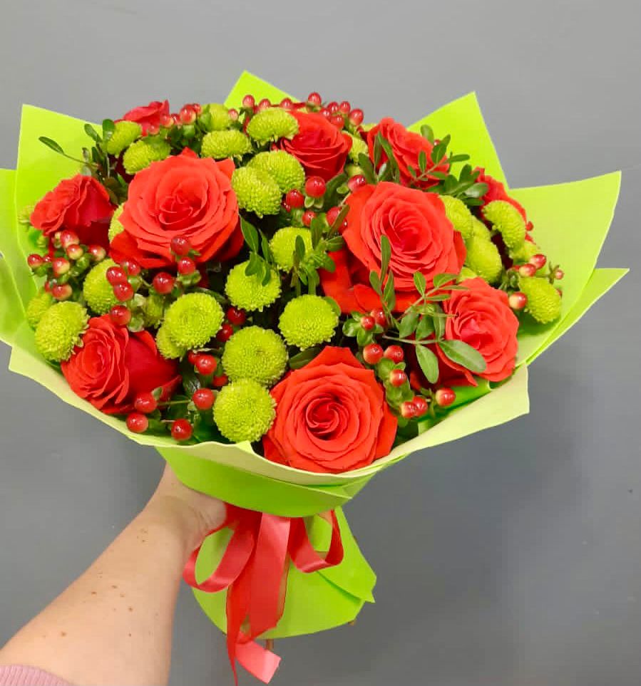 Букет цветов из: Хризантемы и Розы в Дровяной