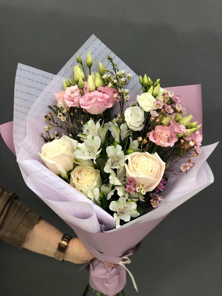 Букет цветов из: Альстромерии, Розы и Лизиантусы в Дровяной