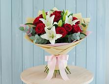 Букет цветов из:  Лилии и Розы в Дровяной