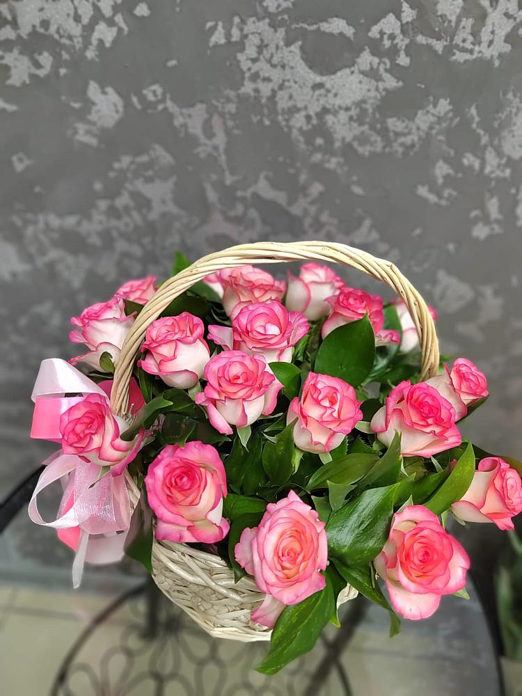 Цветочная композиция из Розы в корзине в Дровяной