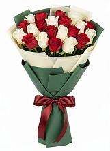 Букет Микс из красных и белых роз в Дровяной