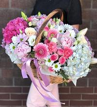 Композиция солнечный день в Дровяной Цветочная композиция из Розы, Хризантемы, Пионы и Лизиантусы в корзине в Дровяной