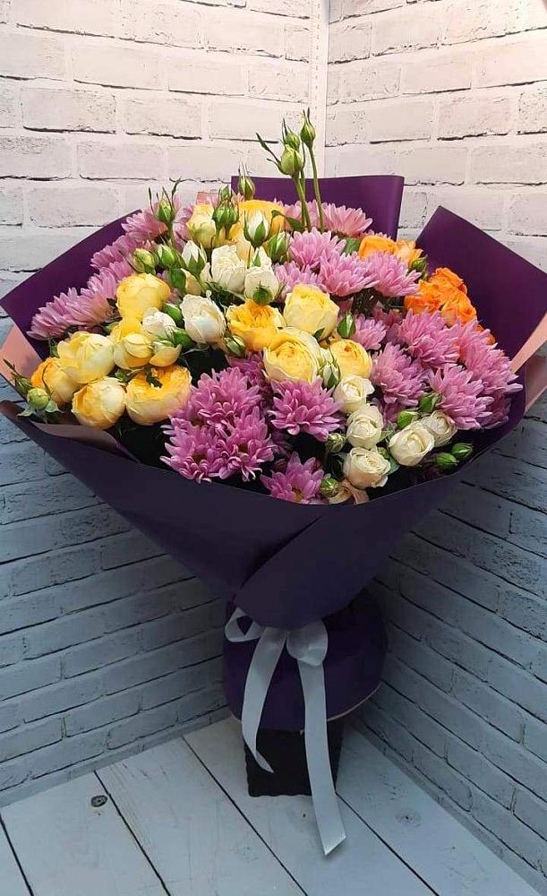 Букет цветов из: Хризантемы и Розы в Дровяной