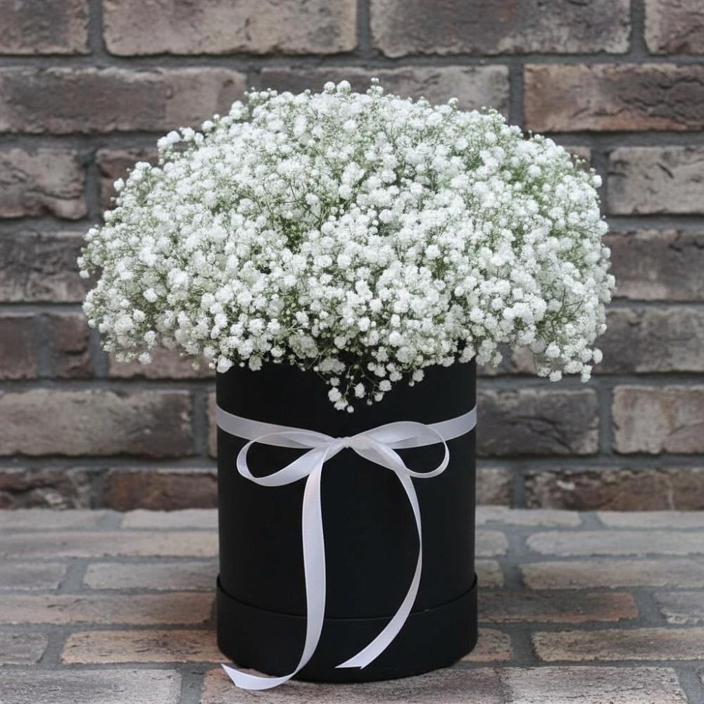 Цветочная композиция из Гипсофила в шляпной коробке в Дровяной