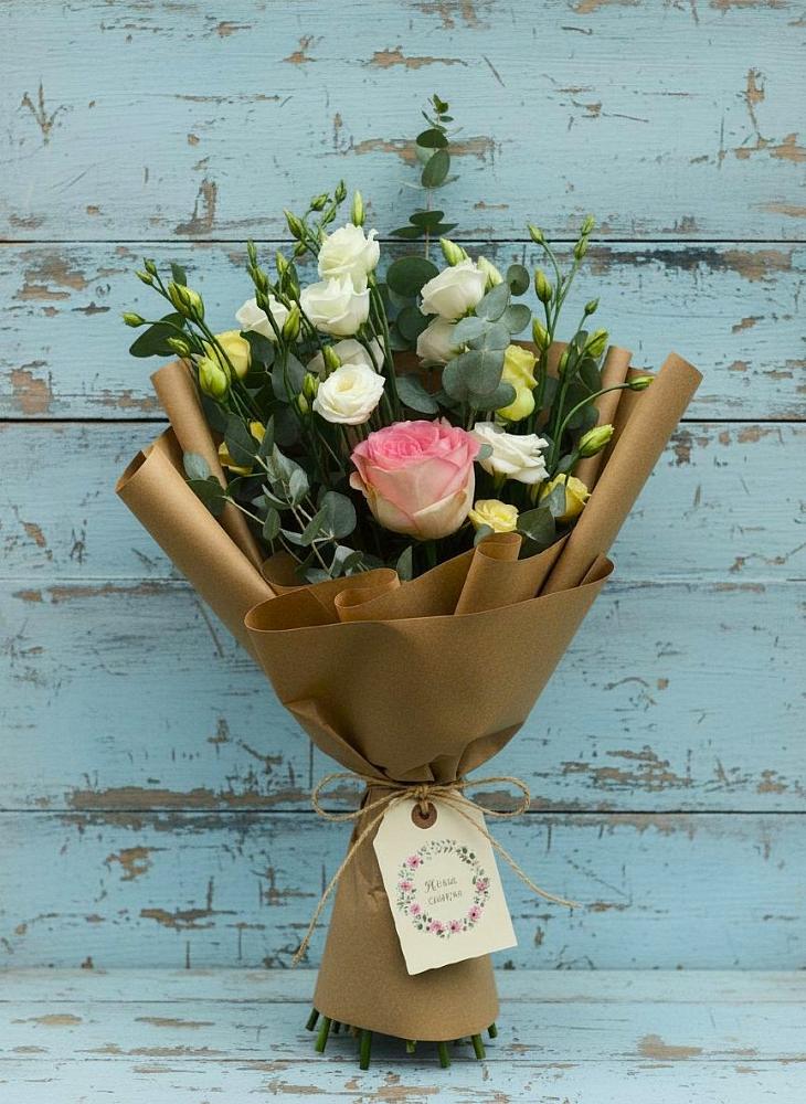 Букет цветов из: Розы и Лизиантусы в Дровяной