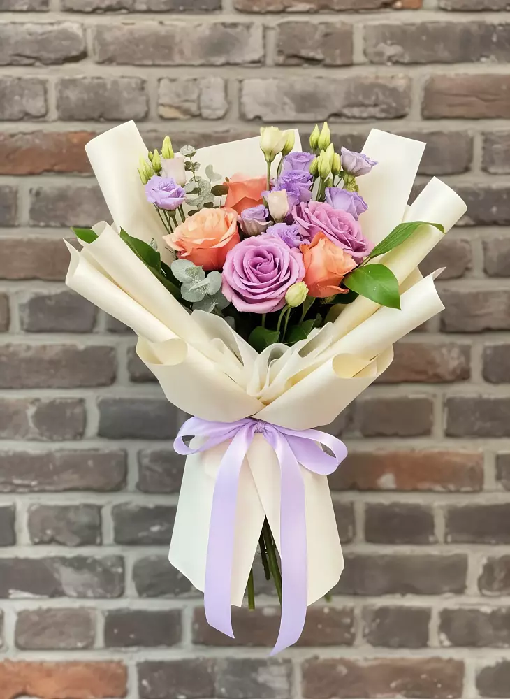 Букет цветов из: Лизиантусы и Розы в Дровяной