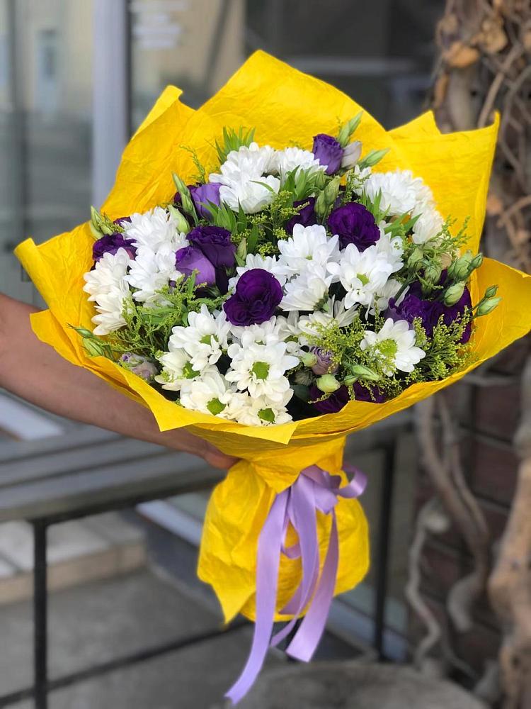 Букет цветов из: Ирисы, Хризантемы и Ромашки в Дровяной