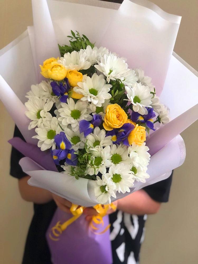 Букет цветов из: Ирисы, Хризантемы и Розы в Дровяной