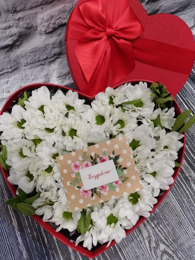 Цветочная композиция из Хризантемы в виде сердца в Дровяной