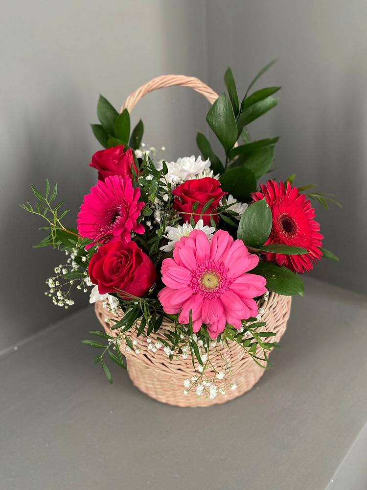 Цветочная композиция из Розы, Хризантемы и Герберы в корзине в Дровяной