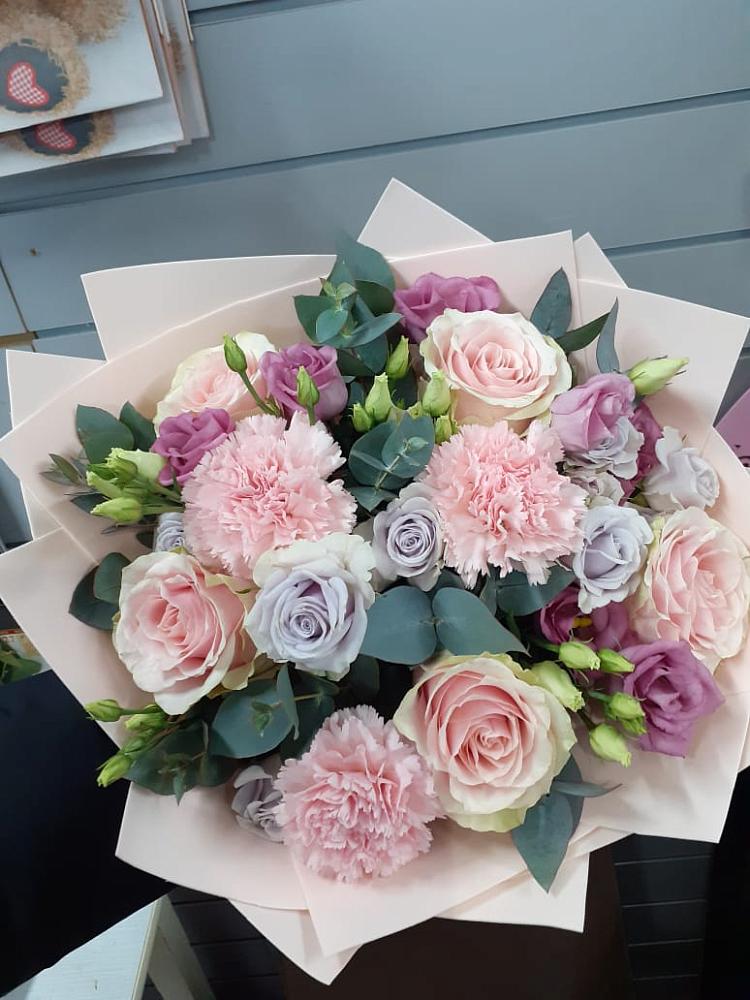 Букет цветов из: Розы, Гвоздики и Лизиантусы в Дровяной