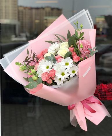 Букет цветов из: Розы, Лизиантусы и Хризантемы в Дровяной