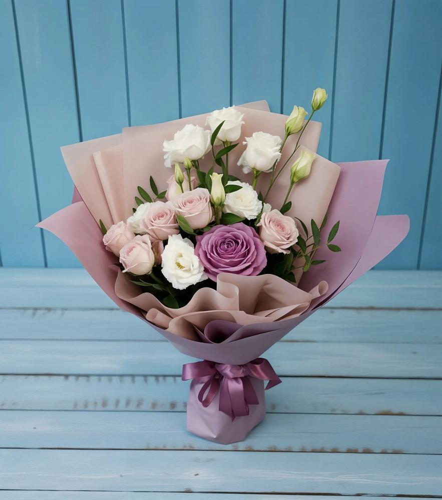 Букет цветов из: Розы и Лизиантусы в Дровяной